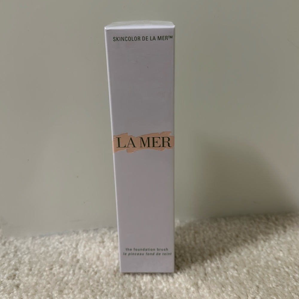 New in package La Mer Foundation Brush.